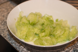 Fein gehobelte Gurke