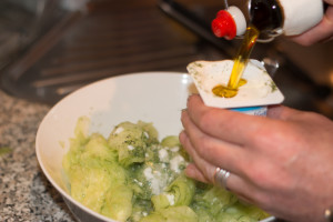 Mit Olivenöl mischen