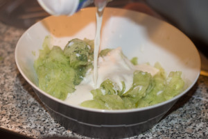 Über die Gurken gießen und Vermischen