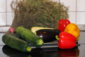 Bewährt haben sich Aubergine, Zucchini und Paprika mit Zwiebel und etwas Thymian (Frisch oder getrocknet