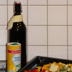 Zum weiteren Würzen und für das Backen im Ofen, etwas Olivenöl und auch Salz hinzugeben