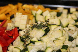 Das Gemüse in Mundgerechte ähnlich große Stücke schneiden und Thymian hinzugeben